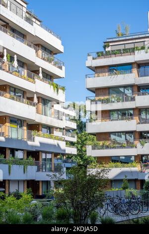 Nuove case di appartamenti con facciate grigie in cemento visto a Berlino, Germania Foto Stock