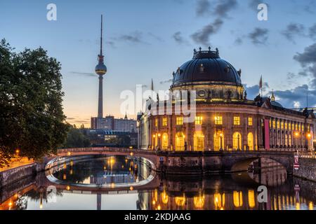 Il Bode-Museum e la Torre della Televisione con il fiume Sprea a Berlino all'alba Foto Stock