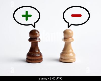 Disputa o discussione tra due persone circa i pro e contro. Conflitto di famiglia, disaccordo di coppia e problema di opposizione. Positivo e negativo m Foto Stock