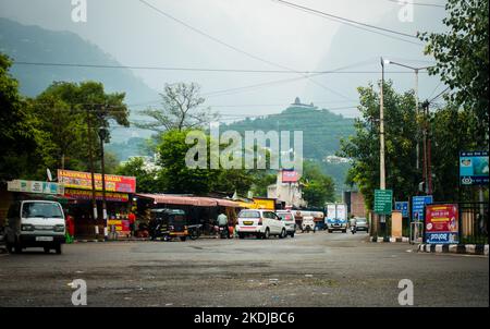 5th 2022 luglio Katra, Jammu e Kashmir, India. Mercato locale nella città di katra a Jammu e Kashmir con un tempio indù lontano sulla cima della montagna. Foto Stock