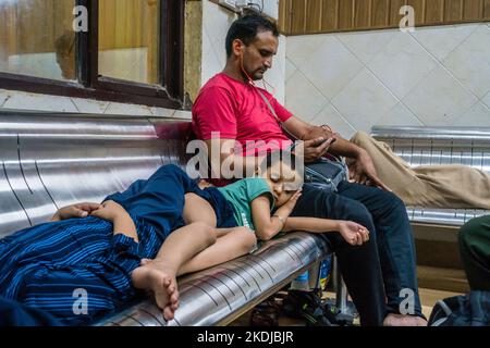 5th 2022 luglio Katra, Jammu e Kashmir, India. Un uomo con i suoi bambini che dormono nella sala d'attesa della stazione ferroviaria. Foto Stock