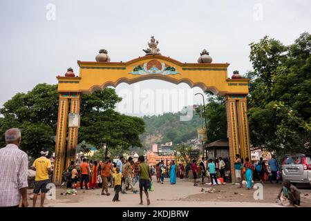 Luglio 8th 2022 Haridwar India. Il cancello d'ingresso del Gau Ghat sulla riva del fiume Ganges. Foto Stock