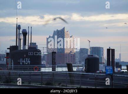 Amburgo, Germania. 07th Nov 2022. L'Elbphilharmonie può essere visto all'alba dal mercato del pesce nel porto di Amburgo. Credit: Marcus Brandt/dpa/Alamy Live News Foto Stock