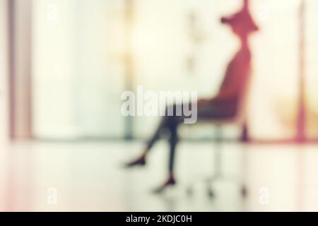 Guarda il mondo attraverso una nuova prospettiva. Foto sfocata di una giovane donna d'affari che indossa un visore VR in ufficio. Foto Stock