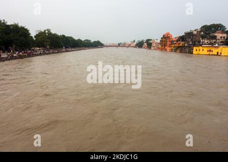 Luglio 8th 2022 Haridwar India. Vista grandangolare del fiume Ganges che scorre. Foto Stock