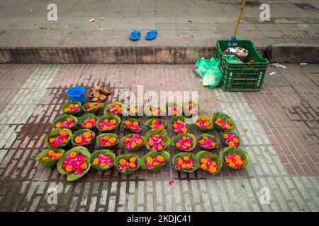 Luglio 8th 2022 Haridwar India. Cesti di fiori colorati alle rive o ghats del fiume Gange per i rituali indù. Foto Stock