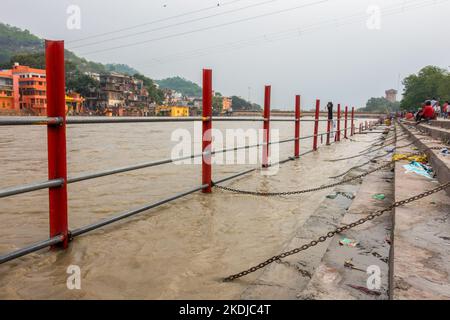 Luglio 8th 2022 Haridwar India. Catene e ferro Barricading ai ghats o rive del fiume Gange per la pubblica sicurezza durante la balneazione. Foto Stock