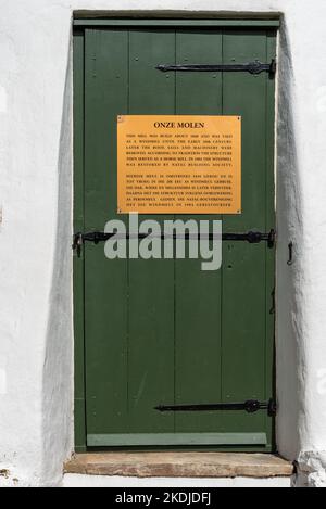 DURBANVILLE, SUD AFRICA - 12 SETTEMBRE 2022: Porta d'ingresso a Onze Molen, un mulino storico a Durbanville nella zona metroplitana di Città del Capo Foto Stock