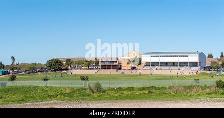 DURBANVILLE, SUDAFRICA - 13 SETTEMBRE 2022: La scuola elementare gene Louw a Durbanville, nell'area metroplitana di Città del Capo. Le persone sono visibili Foto Stock