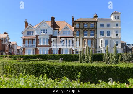 Case vittoriane e Victoria Gardens, Victoria Parade, Broadstairs, Kent, Inghilterra, REGNO UNITO Foto Stock