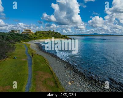 Stagni diurni con nuvole a Pebbly Beach a Forster, sulla costa di Barrington, nel New South Wales, Australia Foto Stock