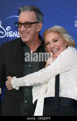 6 novembre 2022, Burbank, CA, USA: LOS ANGELES - 6 NOVEMBRE: Tim Allen, Elizabeth Mitchell al Santa Conclauses Premiere Screening al Walt Disney Studios il 6 novembre 2022 a Burbank, CA (Credit Image: © Kay Blake/ZUMA Press Wire) Foto Stock