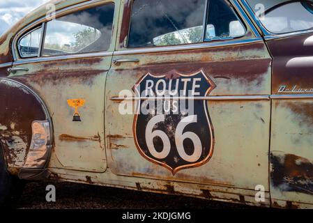 Route 66 su vecchia auto rustica retrò parcheggiata in città durante l'estate Foto Stock