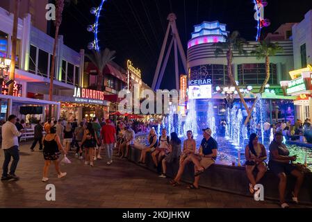 I turisti trascorrono del tempo libero nella passeggiata illuminata di LINQ di notte Foto Stock