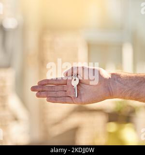 Hai la chiave per la proprietà di casa, un uomo che tiene la chiave per la sua nuova casa. Foto Stock