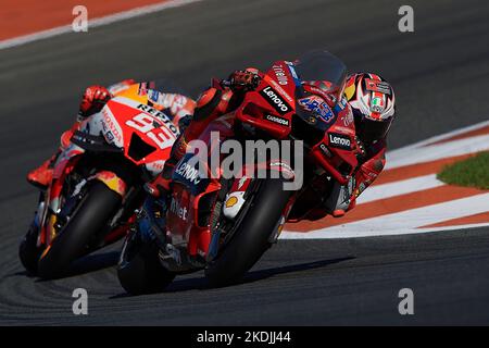 Valencia, Spagna. 6th Nov 2022. Jack Miller (R) del Ducati Lenovo Team compete durante il Gran Premio della MotoGP di Valencia, Spagna, il 6 novembre 2022. Credit: Qian Jun/Xinhua/Alamy Live News Foto Stock