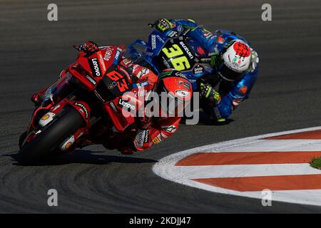 Valencia, Spagna. 6th Nov 2022. Francesco Bagnaia (L) del Ducati Lenovo Team corre in occasione del Gran Premio della MotoGP di Valencia, Spagna, il 6 novembre 2022. Credit: Qian Jun/Xinhua/Alamy Live News Foto Stock