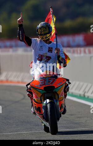 Valencia, Spagna. 6th Nov 2022. Augusto Fernandez della Red Bull KTM Ajo festeggia dopo il Gran Premio Moto2 a Valencia, Spagna, il 6 novembre 2022. Credit: Qian Jun/Xinhua/Alamy Live News Foto Stock