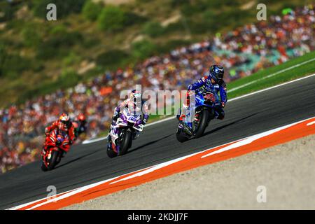 Valencia, Spagna. 6th Nov 2022. Alex RINS (R) del Team Suzuki Ecstar compete durante il Gran Premio della MotoGP di Valencia, Spagna, il 6 novembre 2022. Credit: Qian Jun/Xinhua/Alamy Live News Foto Stock