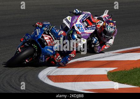 Valencia, Spagna. 6th Nov 2022. Alex RINS (L) del Team Suzuki Ecstar corre in occasione del Gran Premio della MotoGP di Valencia, Spagna, il 6 novembre 2022. Credit: Qian Jun/Xinhua/Alamy Live News Foto Stock