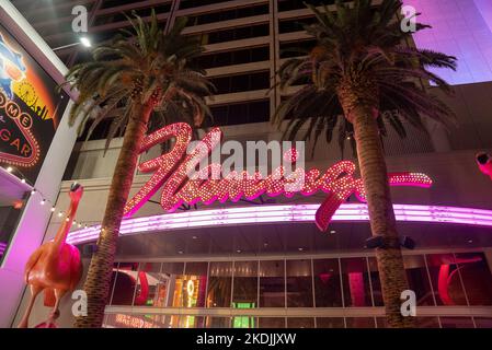 Testo illuminato al neon sul famoso casinò ristorante in città di notte Foto Stock