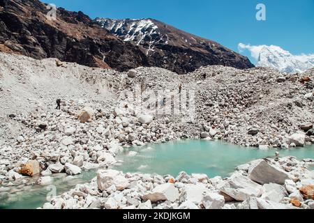 L'epico ghiacciaio di Khumbu sulla strada per l'Everest base Camp nelle montagne Himalaya. Percorso escursionismo EBS. Foto Stock