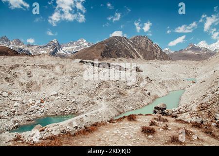 L'epico ghiacciaio di Khumbu sulla strada per l'Everest base Camp nelle montagne Himalaya. Percorso escursionismo EBS. Foto Stock