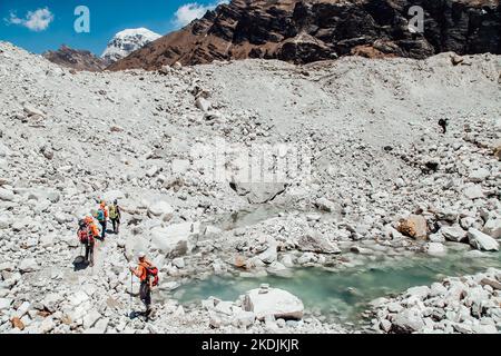 L'epico ghiacciaio di Khumbu sulla strada per l'Everest base Camp nelle montagne Himalaya. Percorso escursionismo EBS. Foto Stock