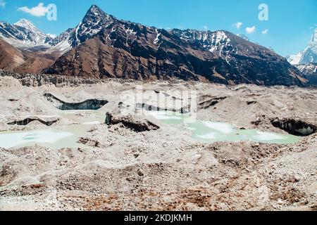 L'epico ghiacciaio di Khumbu sulla strada per l'Everest base Camp nelle montagne Himalaya. Percorso escursionismo EBS. Foto Stock