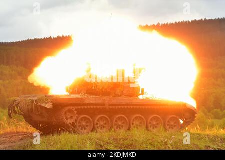 Strasburgo, Repubblica ceca. 25th giugno, 2022. Gli Stati Uniti e i Paesi Bassi pagheranno congiuntamente per il rinnovo di 90 carri armati cechi T-72 per l'esercito ucraino, ha detto Sabrina Singh, portavoce del Dipartimento della Difesa degli Stati Uniti, ai giornalisti di Washington, USA, 4 novembre 2022. File Foto Giornata delle forze armate ceche di terra Bahna 2022 in ex zona militare Brdy vicino Strasburgo, Repubblica Ceca, 25 giugno 2022. Credit: Miroslav Chaloupka/CTK Photo/Alamy Live News Foto Stock