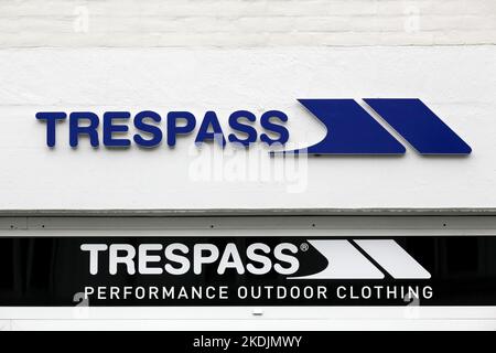 Herning, Danimarca - 18 agosto 2022: Trrespass è un marchio privato internazionale di abbigliamento sportivo, specializzato in skiwear, giacche impermeabili, pile Foto Stock