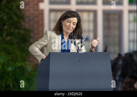 Yonkers, Stati Uniti. 06th Nov 2022. Il governatore di New York Kathy Hochul parla durante il suo rally "Get out the Vote" al Sarah Lawrence College di Yonkers, New York. Credit: SOPA Images Limited/Alamy Live News Foto Stock