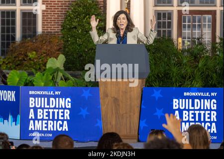 Yonkers, Stati Uniti. 06th Nov 2022. Il governatore di New York Kathy Hochul parla durante il suo rally "Get out the Vote" al Sarah Lawrence College di Yonkers, New York. Credit: SOPA Images Limited/Alamy Live News Foto Stock