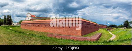 Fortezza di Zamość. La città perfetta. Mura della città. Le nuvole di tempesta stanno chiudendo sulla città. Chiesa barocca sullo sfondo. La città è iscritta Foto Stock