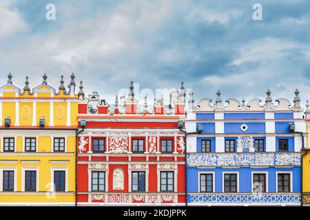 Case armeni sulla piazza del mercato di Zamość. Bella vista frontale degli edifici colorati. Zamosc, Polonia Foto Stock