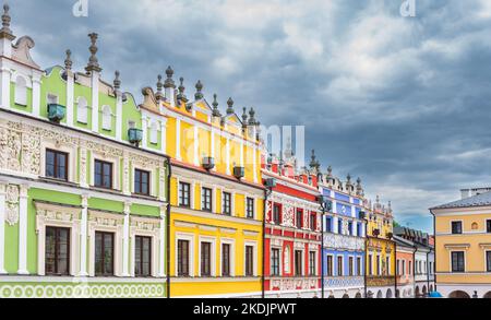 Case armeni sulla piazza del mercato di Zamość. Splendidi edifici colorati. Architettura rinascimentale. Zamość, Polonia Foto Stock