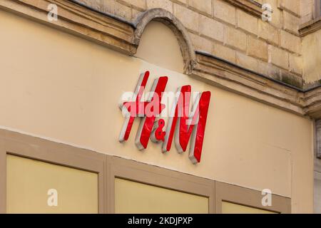 Vista ravvicinata della segnaletica del negozio di abbigliamento svedese su Istiklal Avenue a Istanbul. Foto Stock