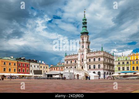 Zamość, Polonia - 10 luglio 2022: Una bella piazza rinascimentale con case di tenement porticato a Zamość. Zamość è una città ideale. Eredità culturale mondiale Foto Stock