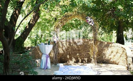 arco di nozze per la cerimonia, decorazioni in fiori reali. Foto di alta qualità Foto Stock