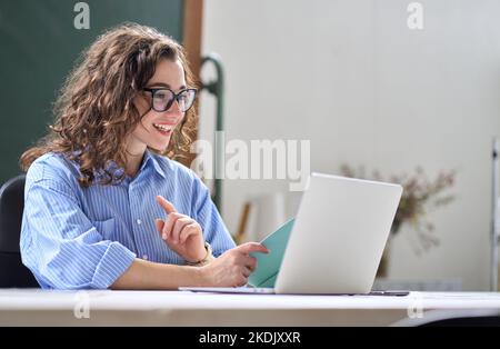 Giovane donna d'affari leader ibrido video chiamata in remoto in ufficio. Foto Stock