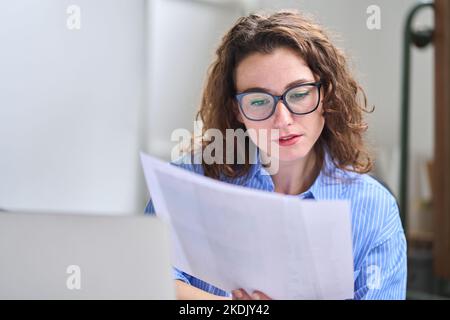 Giovane uomo d'affari contabile che tiene documenti in ufficio. Foto Stock