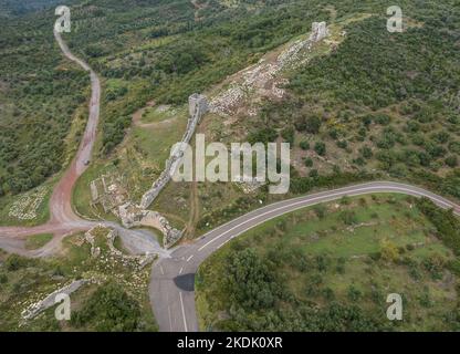 Veduta aerea delle mura e delle torri e porta Arcadiana dell'antica civiltà greca di Messene o Messina nella penisola del Peloponneso Foto Stock