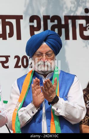 Il Ministro dell'Unione, Hardeep Singh Puri e il Ministro di Stato per gli affari esteri e la cultura, Meenakshi Lekhi con altri leader del BJP durante un programma per la bandiera del veicolo di campagna per le elezioni MCD a Nuova Delhi, India il 7 novembre 2022. Foto di Anshuman Akash/ABACAPRESS.COM Foto Stock