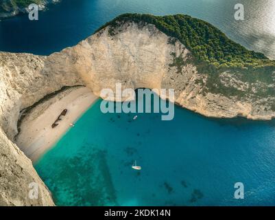 Veduta aerea del calendario famoso in tutto il mondo perfetta nave Navagio relitto spiaggia a Zante Grecia Foto Stock