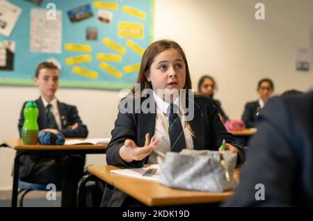 Un allievo di una scuola secondaria nel Regno Unito ha un punto durante una discussione Foto Stock