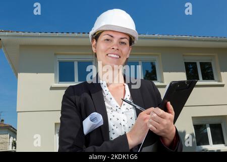 architetto femminile che tiene una clipboard Foto Stock