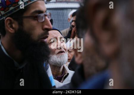 7 novembre 2022, Srinagar, Jammu e Kashmir, India: L'uomo musulmano di Kashmiri ha visto pregare mentre il capo sacerdote mostra una reliquia creduta essere di Syed Abdul Qadir Jeelani durante i suoi URS annuali al suo santuario a Srinagar. L'Urs annuale (anniversario di nascita) del 11th ° secolo Sufi san Shaikh Syed Abdul Qadir Jeelani, popolarmente noto come Peer Dastageer Sahib, è stato osservato con fervore religioso in Kashmir. (Credit Image: © Adel Abbas/ZUMA Press Wire) Foto Stock