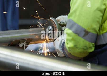 scintille calde che volano nell'aria da un macinacaffè di metallo Foto Stock