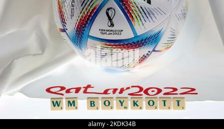 Dulmen, Germania. 24th maggio, 2022. Primo: 05/24/2022 Calcio, Coppa del mondo FIFA 2022, Coppa del mondo mascotte Adidas 2022 palla di Coppa del mondo diventa 'al Rihla' palla ufficiale partita con le lettere Scrabble di boicottaggio della Coppa del mondo contro lo sfruttamento dei lavoratori in Qatar Credit: dpa/Alamy Live News Foto Stock