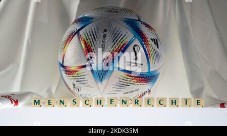 Dulmen, Germania. 24th maggio, 2022. Primo: 05/24/2022 Calcio, Coppa del mondo FIFA 2022, Coppa del mondo mascotte Adidas 2022 palla di Coppa del mondo diventa 'al Rihla' palla ufficiale partita con le lettere Scrabble di boicottaggio della Coppa del mondo contro lo sfruttamento dei lavoratori in Qatar Credit: dpa/Alamy Live News Foto Stock